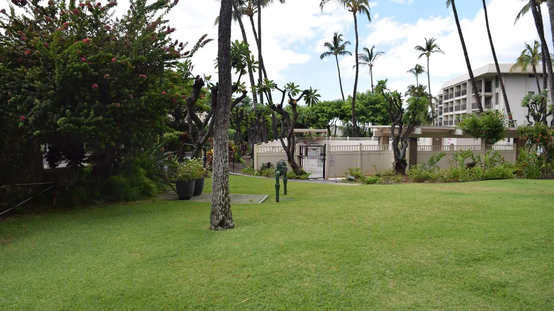 Ground Floor Garden View Unit With Great Amenities Apartment Wailea