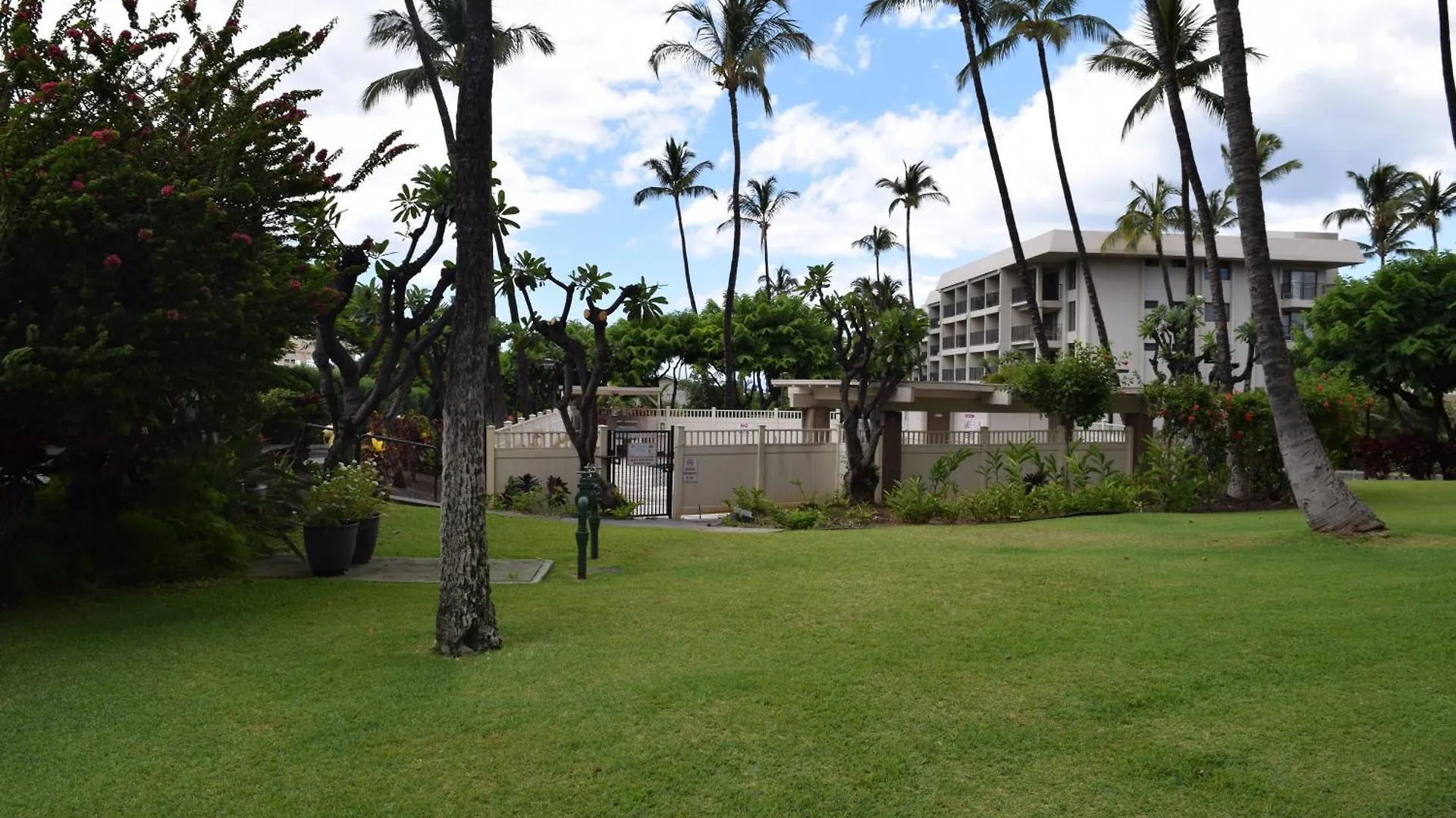 Ground Floor Garden View Unit With Great Amenities Apartment Wailea